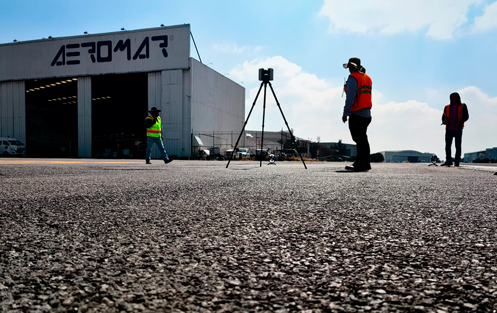 Personal de Proyectos del AICM indicando actividades a realizar en áreas designadas